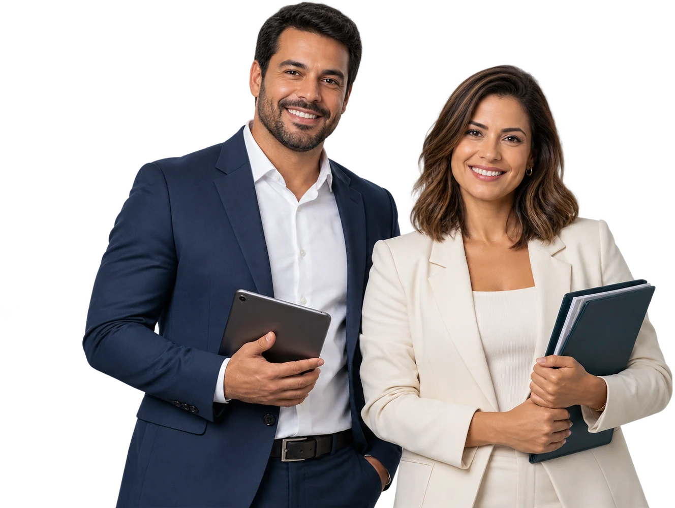 Profissional de gestão com um tablet e consultora com uma pasta de documentos, sorrindo